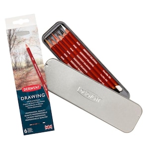 Op de afbeelding: Een set van zes Derwent Drawing potloden in een zilveren blik. De potloden zijn rood met witte letters die "Derwent Drawing" zeggen. Het blik heeft het Derwent-logo erop.