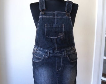 Mono vaquero azul marino con falda lápiz, ajustado al cuerpo, bolsillos delanteros y traseros, tirantes en forma de Y, talla extra pequeña, estilo vintage.