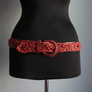 Cintura rosso scuro/vita bassa, reticoli e cordino in pelle intrecciata, fibbia rivestita in pelle, taglia media-grande, accessori moda vintage