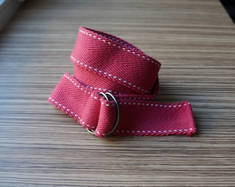 Cinturón de cincha tejida rosa caramelo, costuras blancas en los bordes, anillas plateadas, talla S-M, accesorios vintage