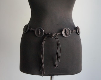 Cinturón de macramé negro con flecos, cordón de algodón anudado, medallones de botones de madera negra, talla pequeña, accesorios vintage
