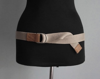 Cinturón preppy de tela gris topo, punta de cuero marrón, hebillas plateadas, talla grande, accesorios vintage