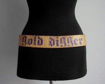 Cinturón de cazafortunas, de cuero grueso y desgastado pintado en dorado, ancho para cintura baja, hebilla plateada, tamaño mediano, accesorio de moda vintage.