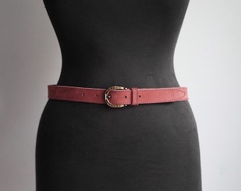 Cinturón estrecho de ante grueso color burdeos apagado, hebilla dorada en forma de herradura, talla pequeña, accesorios vintage