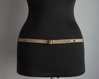 Cinturón grueso de ante color gris topo, ultradelgado, con tachuelas de estrella de bronce, talla mediana, accesorios vintage.