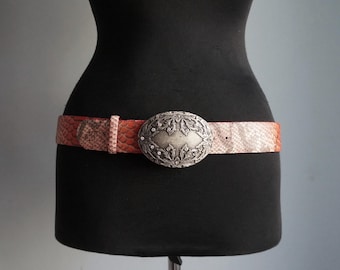 Cinturón de piel con estampado de piel de serpiente rosa coral, hebilla plateada floral, talla mediana, accesorios vintage