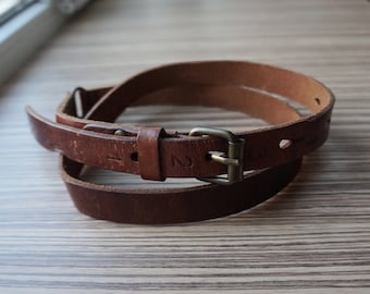 Cinturón estrecho de cuero grueso marrón, hebilla de bronce, talla mediana, diseño escandinavo, accesorios vintage