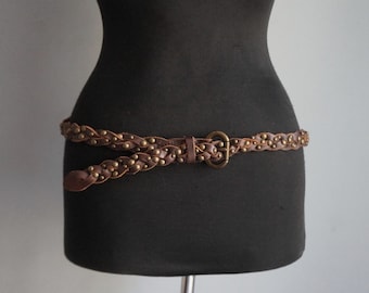 Cinturón estrecho trenzado, de cuero grueso marrón con tejido de celosía, hebilla y remaches de bronce, talla grande, accesorios vintage.