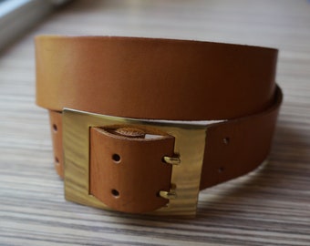 Cinturón de piel color camel, hebilla cuadrada dorada de doble aguja y ojal, talla mediana, accesorios vintage.
