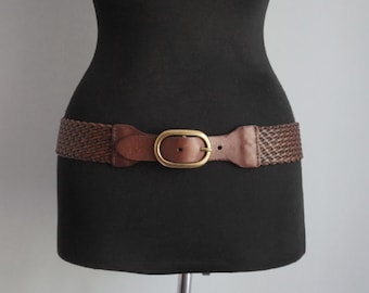 Cinturón de cintura/cintura baja de cuero marrón oscuro con tejido de rejilla, hebilla de bronce, talla mediana, accesorio vintage de los años 80.