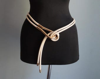 Cinturón estrecho de piel sintética color blanquecino, cinturón con lazo y nudo metálico dorado, cinturón fino de tamaño pequeño, accesorios de moda vintage