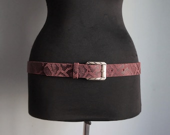 Cinturón grueso de piel burdeos, estampado de piel de reptil, hebilla plateada envejecida, talla mediana, accesorios vintage
