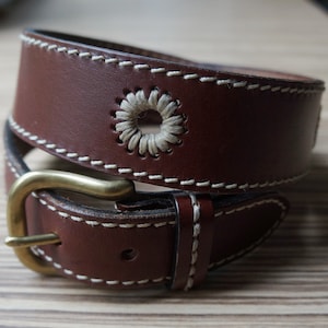 Rustic belt, brown thick leather, beige stitches and flower embroidery, bronze buckle, medium size, unisex vintage fashion accessories
