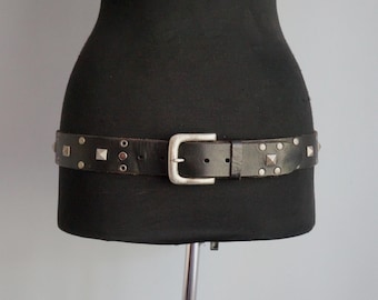 Cinturón de piel negra, hebilla plateada, remaches y tachuelas huecas, talla grande, accesorios vintage.