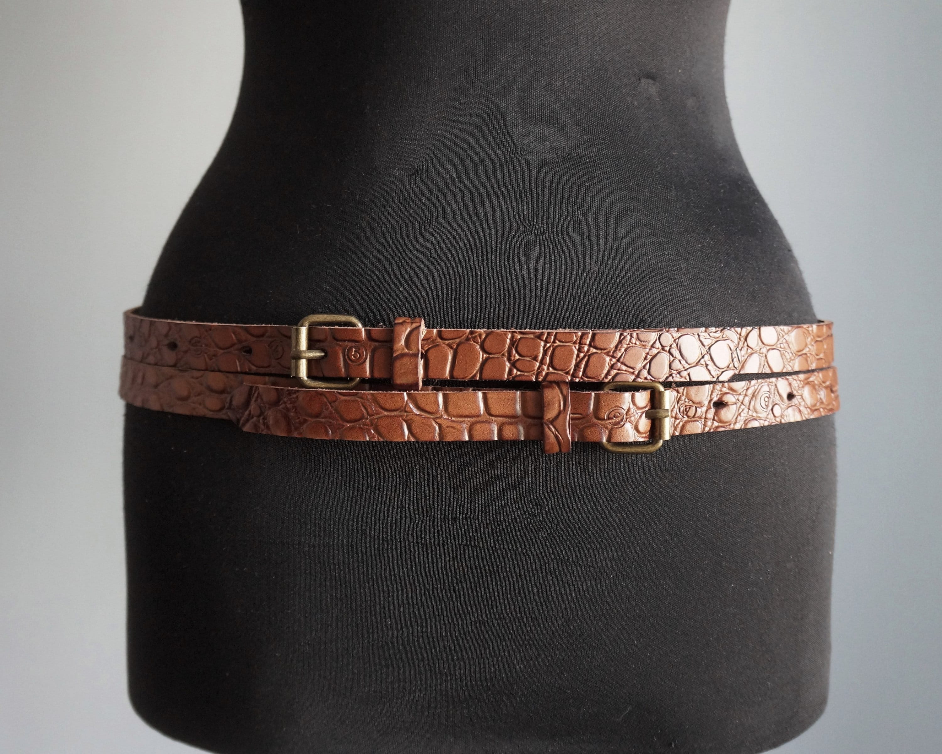 クロコダイル型押し細幅ブラウン厚手レザーベルト、番号付き穴