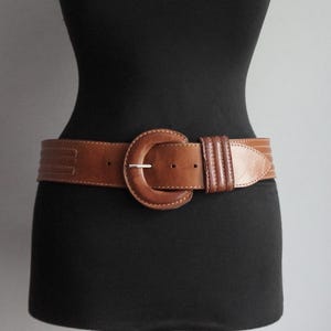 Cintura larga a coste in pelle marrone chiaro/vita bassa, fibbia rotonda e occhiello rivestiti in pelle, taglia media, accessori moda vintage da donna