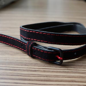 Black and red belt, thick suede ultra narrow waist belt, red stitches, black square buckle, medium size, vintage fashion accessories