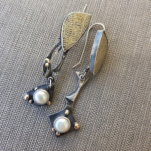 Handwerker Ohrringe mit Fossiler Koralle Cabochon und Weisse Perle an Bronze Stückchen, Arty Taupe Ohrringe, Oxidiertes Sterling Silber