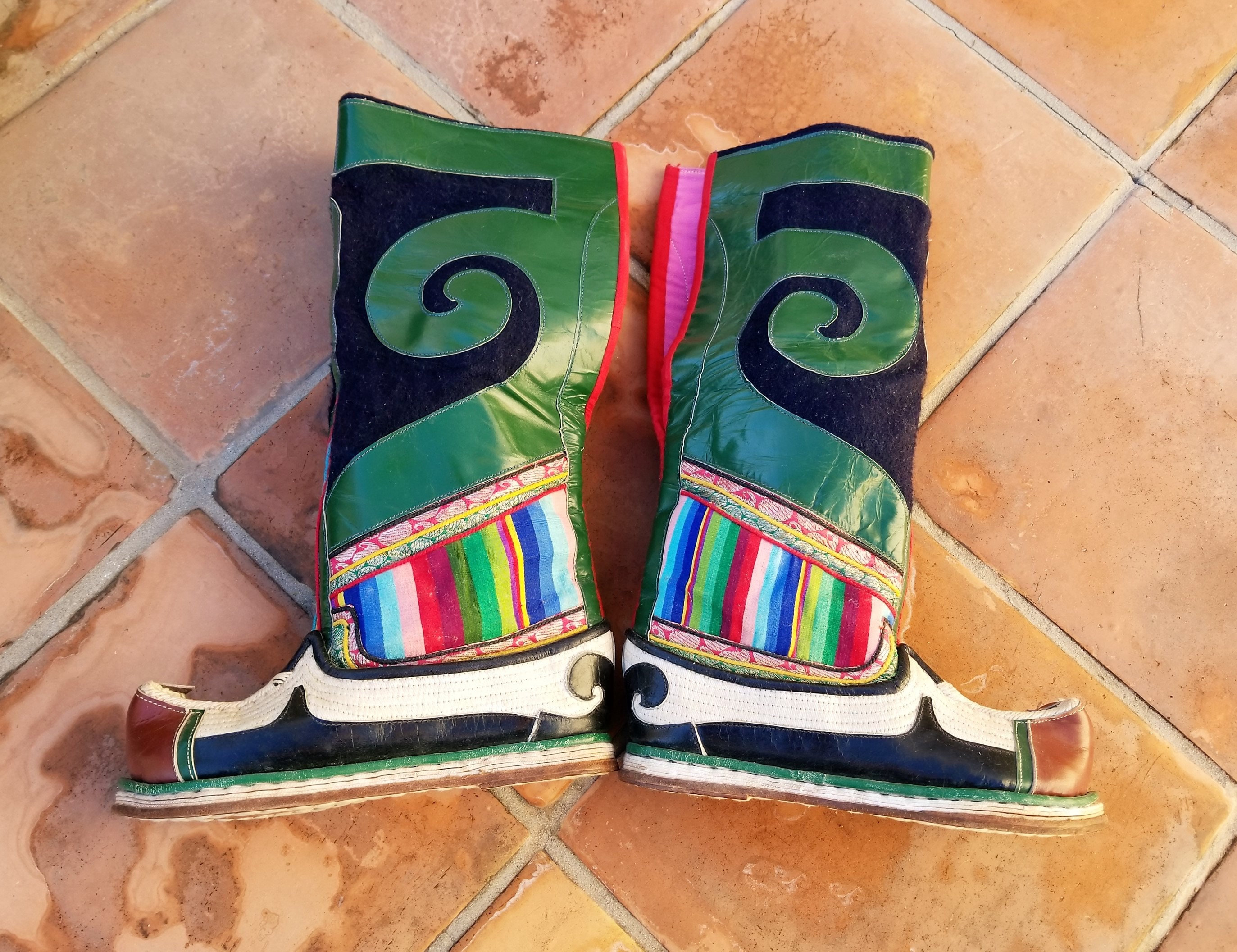 Tibetan botas Colorful cuero & Cloth botas Vintage Handmade botas From Tibetan Refugee Self Help Center Of Darjeeling India Collectible Tibetan botas Colorful Colorful Colorful cuero & Cloth botas Vintage Handmade botas From Tibetan Refugee Self Help Center Of Darjeeling India Collectible 70a5a6