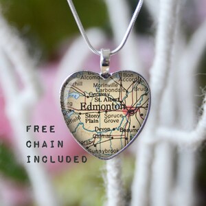 Collier de carte vintage de forme de coeur de Edmonton Alberta Canada. Pendentif de localisation de cadeau. Chaîne correspondant gratuit est inclus.