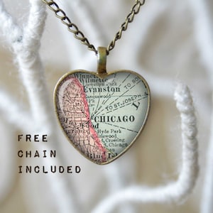 Collier de carte vintage de forme de coeur de Chicago Illinois. Pendentif de localisation de cadeau. Chaîne correspondant gratuit est inclus.