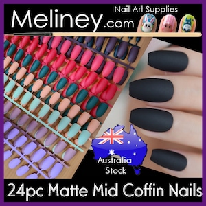 Pode incluir: 24 unhas postiças mate de tamanho médio em forma de caixão, em várias cores, incluindo vermelho, verde, azul e roxo. As unhas são exibidas em um fundo branco com um adesivo que diz "Australia Stock".