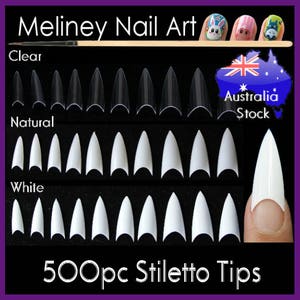 Puede incluir: Puntas de u&ntilde;as stiletto en transparente, natural y blanco. La imagen incluye el texto "Meliney Nail Art" y "500pc Stiletto Tips". Se muestra una u&ntilde;a con una punta stiletto blanca como referencia.