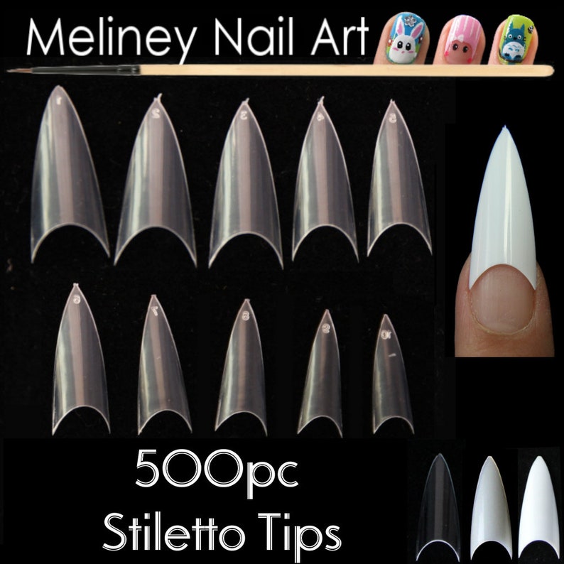 Puede incluir: Puntas de u&ntilde;as stiletto transparentes dispuestas sobre un fondo negro. La imagen incluye el texto "Meliney Nail Art" y "500pc Stiletto Tips". Se muestra una u&ntilde;a pintada con una punta blanca en un dedo.
