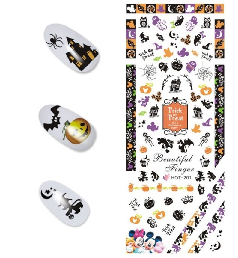 Puede incluir: Pegatinas de arte de u&ntilde;as de Halloween con Mickey Mouse, calabazas, murci&eacute;lagos, fantasmas y otras im&aacute;genes de Halloween. Las pegatinas est&aacute;n sobre un fondo blanco con bordes negros. El texto "Trick or Treat" aparece en la hoja.