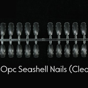 Op de afbeelding: Een set van 24 doorzichtige kunstnagels van plastic in de vorm van een schelp. De nagels zijn in twee rijen op een plastic strip gerangschikt.