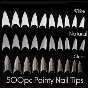 Puede incluir: Filas de puntas de u&ntilde;as puntiagudas blancas, naturales y transparentes sobre un fondo negro. Las puntas est&aacute;n ordenadas por tama&ntilde;o. El texto "500pc Pointy Nail Tips" se encuentra en la parte inferior.