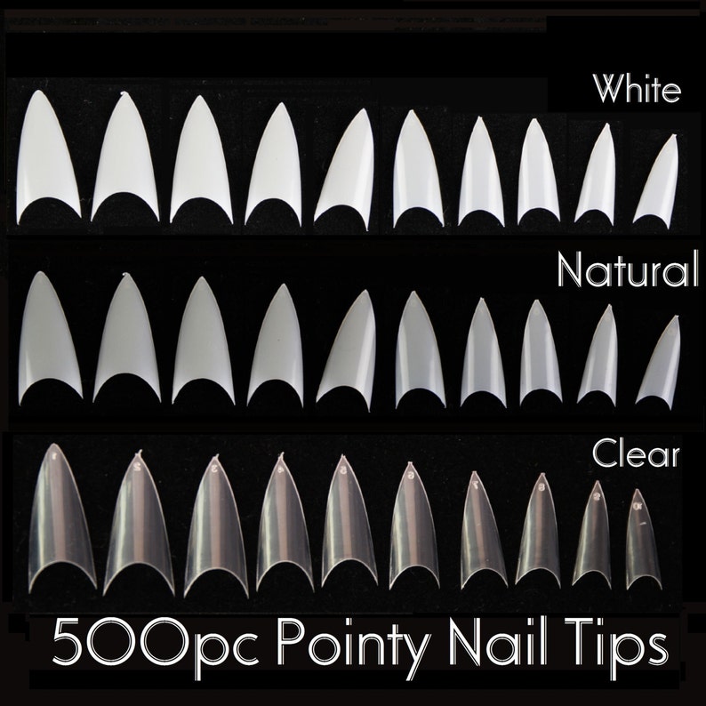 Puede incluir: Filas de puntas de u&ntilde;as puntiagudas blancas, naturales y transparentes sobre un fondo negro. Las puntas est&aacute;n ordenadas por tama&ntilde;o. El texto "500pc Pointy Nail Tips" se encuentra en la parte inferior.