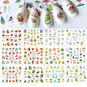 Pode incluir: Uma folha de adesivos para unhas com uma variedade de designs temáticos de outono. Os adesivos incluem animais como esquilos, corujas, guaxinins e raposas, bem como folhas, bolotas, abóboras e cogumelos. Os adesivos são impressos em um fundo transparente e estão prontos para serem aplicados nas unhas.