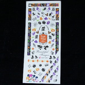 Puede incluir: Pegatinas de arte de u&ntilde;as con tem&aacute;tica de Halloween con Mickey Mouse, calabazas, fantasmas, murci&eacute;lagos y el texto "Trick or Treat Halloween Party".