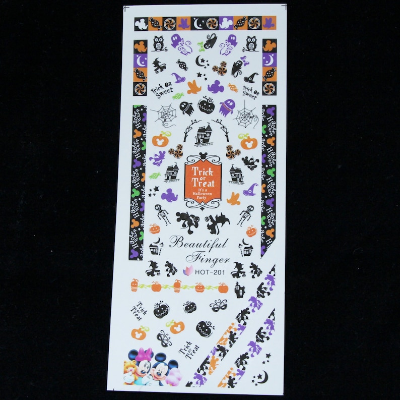 Puede incluir: Pegatinas de arte de u&ntilde;as con tem&aacute;tica de Halloween con Mickey Mouse, calabazas, fantasmas, murci&eacute;lagos y el texto "Trick or Treat Halloween Party".