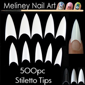 Puede incluir: Puntas de u&ntilde;as stiletto blancas, con forma puntiaguda, sobre un fondo negro. El texto "Meliney Nail Art" est&aacute; en la parte superior y "500pc Stiletto Tips" en la inferior. Se muestra una u&ntilde;a pintada como referencia.