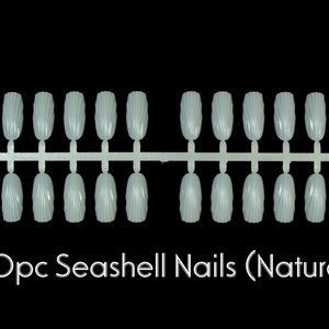 Op de afbeelding: Een verpakking met 12 kunstnagels in natuurlijke schelpvorm. De nagels zijn gerangschikt in twee rijen van zes op een doorzichtige plastic strip.