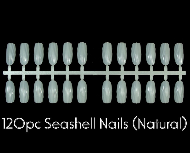 Op de afbeelding: Een verpakking met 12 kunstnagels in natuurlijke schelpvorm. De nagels zijn gerangschikt in twee rijen van zes op een doorzichtige plastic strip.
