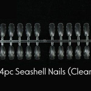 Op de afbeelding: Een set van 24 transparante, schelpvormige kunstnagels, gerangschikt in twee rijen op een plastic strip.  24pc Seashell Nails (Clear)