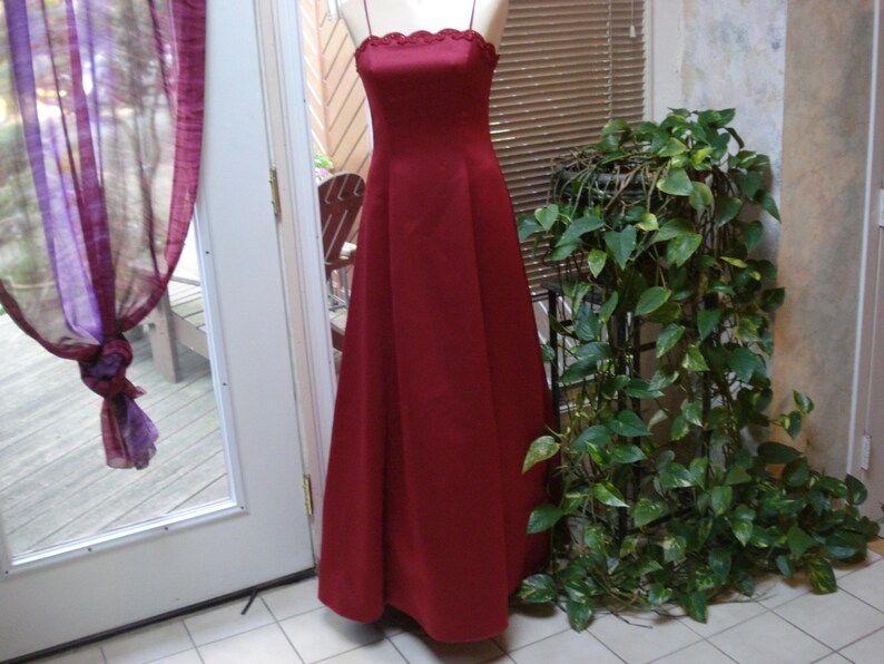 VINTAGE CACHE Evening GOWN / Wedding Gown / Formal Event Gown / Ruby, Garnet, Deep Red Color Gown. Lined. Size 2. image 5