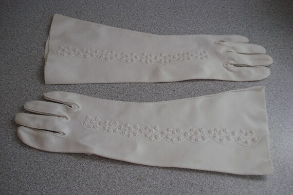 VINTAGE Embroidered BRIDAL GLOVES / Mid Arm, Stre… - image 4