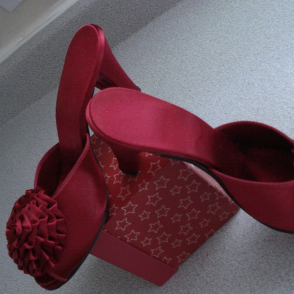 VINTAGE DANIEL GREEN Boudoir Slippers / Pre-owned / Wine Red Satin Heels / Peep Toe / Ruffled Bows / Size 6 - 6.5 Narrow.