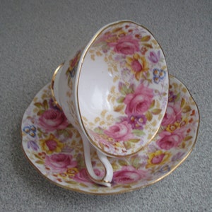 ROYAL ALBERT SERENA Vintage Tea Cup & Saucer Set / Bone China England Pink Cabbage Roses and Gold Leaf Chintz.