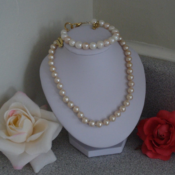 VINTAGE Pearl JEWELRY SET / Marvella Hand Knotted Choker & Bracelet 2 Charms / Elegant Wedding Jewelry.