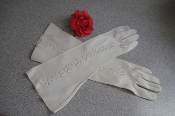 VINTAGE Embroidered BRIDAL GLOVES / Mid Arm, Stre… - image 9