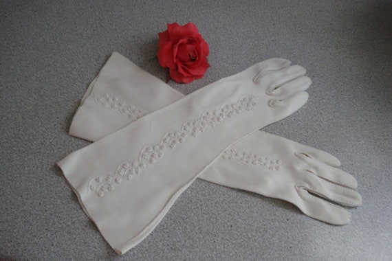 VINTAGE Embroidered BRIDAL GLOVES / Mid Arm, Stre… - image 1