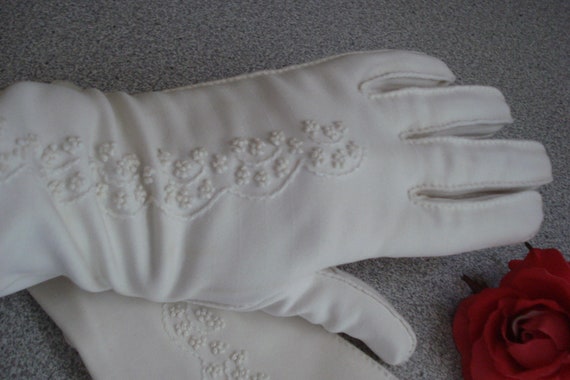 VINTAGE Embroidered BRIDAL GLOVES / Mid Arm, Stre… - image 3