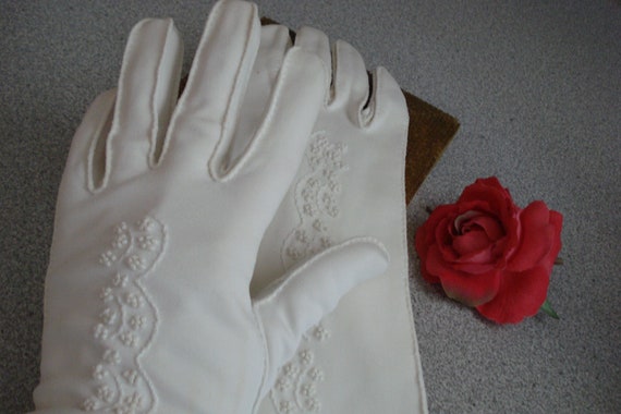 VINTAGE Embroidered BRIDAL GLOVES / Mid Arm, Stre… - image 7