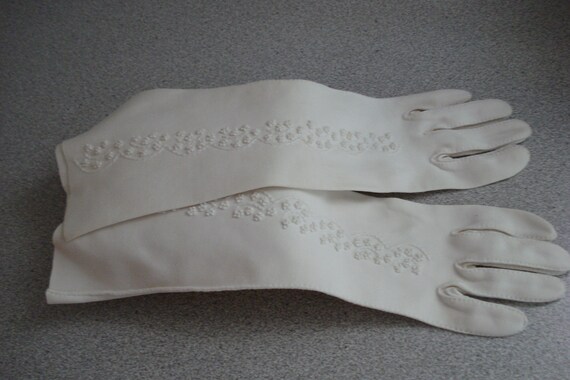 VINTAGE Embroidered BRIDAL GLOVES / Mid Arm, Stre… - image 6