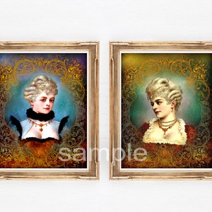 Puede incluir: Dos retratos enmarcados de mujeres en marcos dorados ornamentados. Las mujeres llevan peinados y joyas elaborados. El fondo de cada retrato es un patr&oacute;n de oro y verde en espiral.